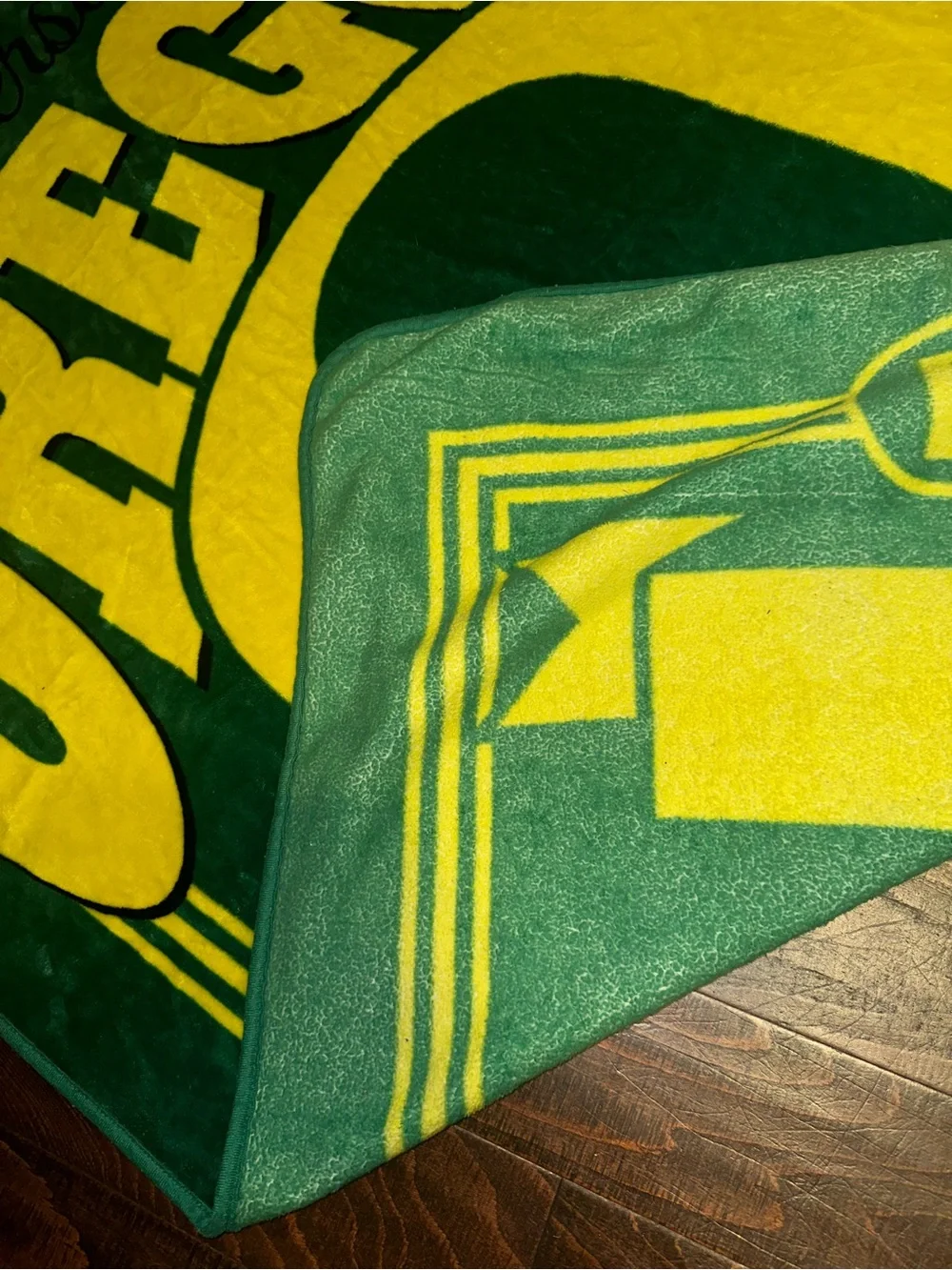 Oregon Ducks label-design plush throw blanket